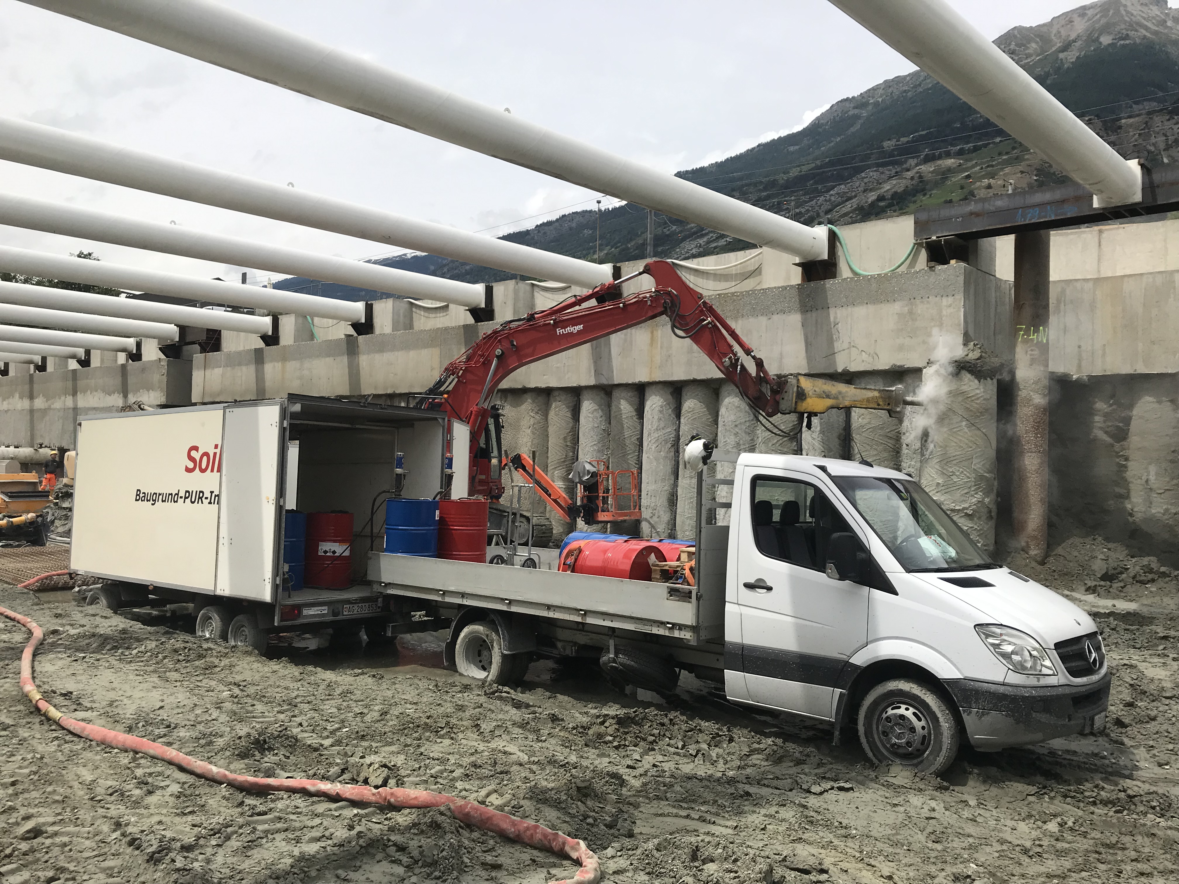 Undichte Baugrubenwand mit eindringendem Wasser