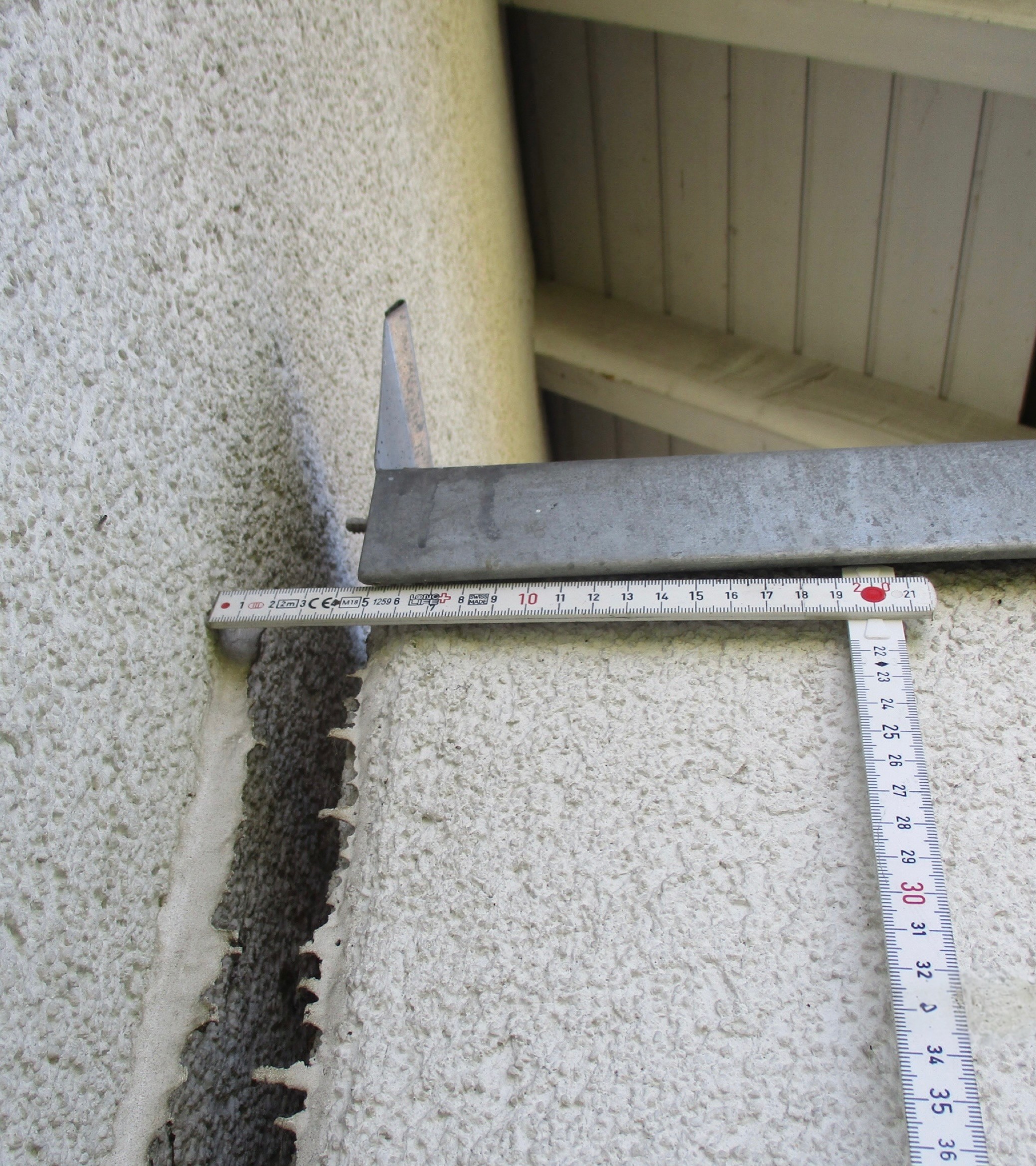 Gebäude in Schieflage durch abgesenkten Baugrund